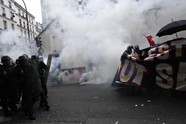 Paris, feance Haziran 4, 2016. antifascists Mart ayında genç uzak-sol aktivist Clement meric, Paris 'te dazlaklar ile mücadele öldü ölüm 3 yıldönümünde isyan polisi ile çatışma.