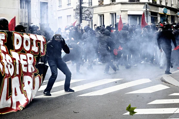 Paris, feance Haziran 4, 2016. antifascists Mart ayında genç uzak-sol aktivist Clement meric, Paris 'te dazlaklar ile mücadele öldü ölüm 3 yıldönümünde isyan polisi ile çatışma.