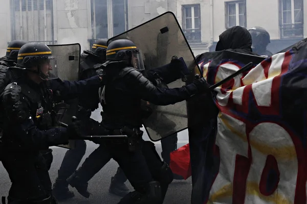 París Junio 2016 Los Antifascistas Enfrentaron Con Policía Antidisturbios Durante — Foto de Stock