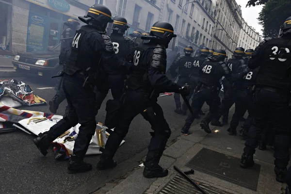 Paris Juni 2016 Antifaschisten Und Bereitschaftspolizisten Gerieten Bei Einem Marsch — Stockfoto