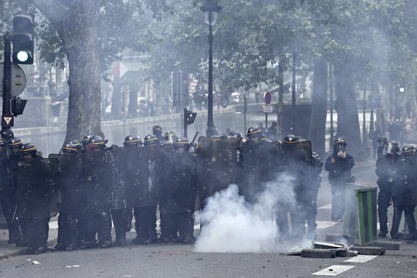 2016年6月4日 反法西斯分子与防暴警察发生冲突 在游行中 年轻的极左活动家克莱门特 梅里克 Clement Meric 在巴黎与光头党的战斗中死亡 — 图库照片
