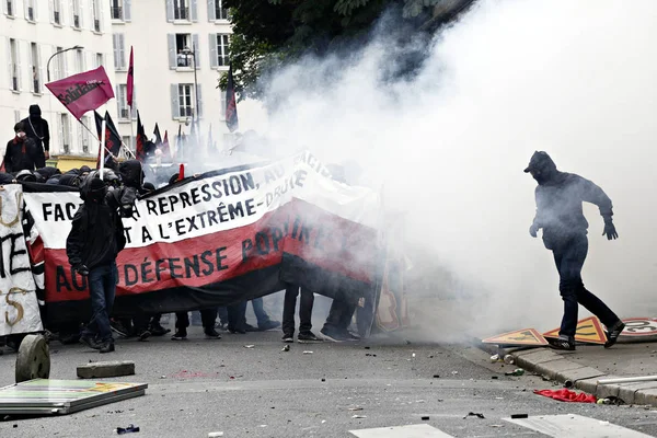 París Junio 2016 Los Antifascistas Enfrentaron Con Policía Antidisturbios Durante — Foto de Stock