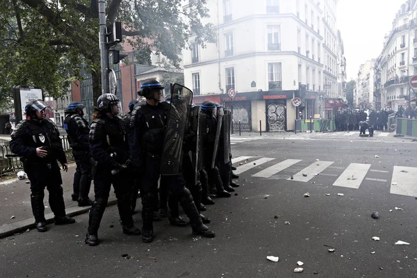 París Junio 2016 Los Antifascistas Enfrentaron Con Policía Antidisturbios Durante — Foto de Stock