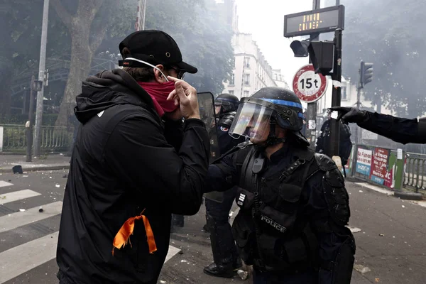 París Junio 2016 Los Antifascistas Enfrentaron Con Policía Antidisturbios Durante — Foto de Stock