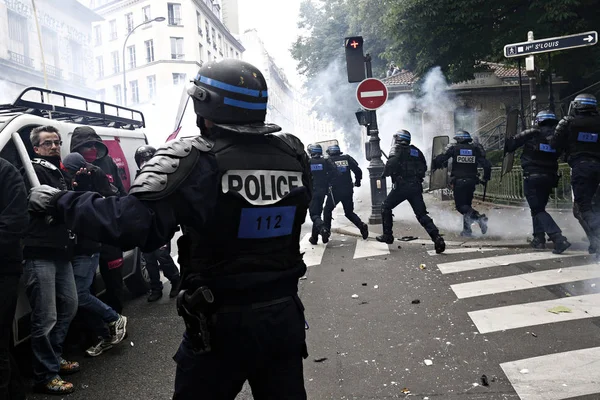 2016年6月4日 反法西斯分子与防暴警察发生冲突 在游行中 年轻的极左活动家克莱门特 梅里克 Clement Meric 在巴黎与光头党的战斗中死亡 — 图库照片