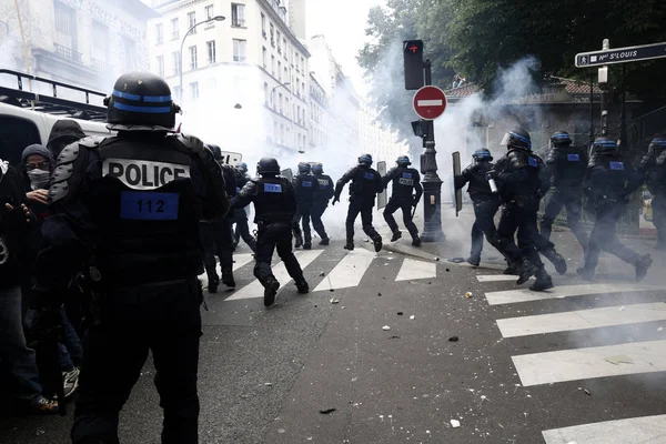 Paris, feance Haziran 4, 2016. antifascists Mart ayında genç uzak-sol aktivist Clement meric, Paris 'te dazlaklar ile mücadele öldü ölüm 3 yıldönümünde isyan polisi ile çatışma.