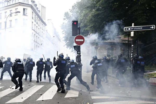 フェアンス6月4 2016 反ファシストは パリでスキンヘッドとの戦いで死亡した若い極左活動家クレメント メリックの死の3周年の行進中に機動隊と衝突しました — ストック写真