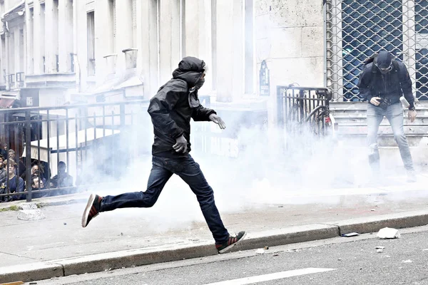 フェアンス6月4 2016 反ファシストは パリでスキンヘッドとの戦いで死亡した若い極左活動家クレメント メリックの死の3周年の行進中に機動隊と衝突しました — ストック写真