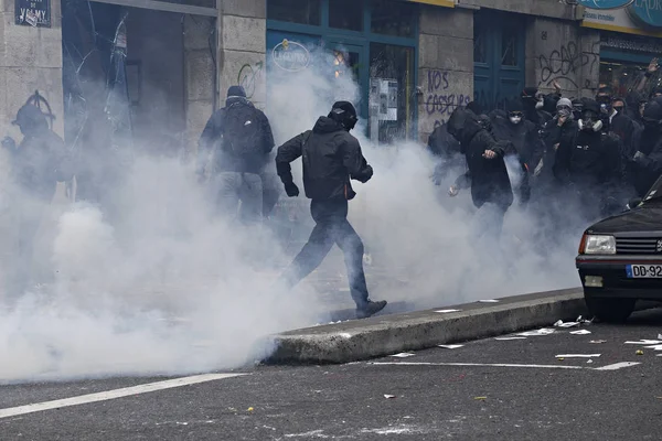 Paris, feance Haziran 4, 2016. antifascists Mart ayında genç uzak-sol aktivist Clement meric, Paris 'te dazlaklar ile mücadele öldü ölüm 3 yıldönümünde isyan polisi ile çatışma.