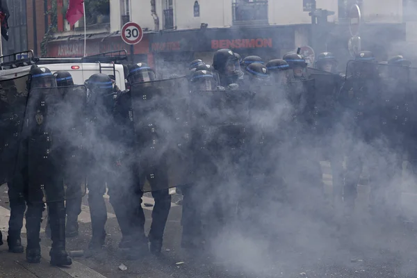 París Junio 2016 Los Antifascistas Enfrentaron Con Policía Antidisturbios Durante —  Fotos de Stock