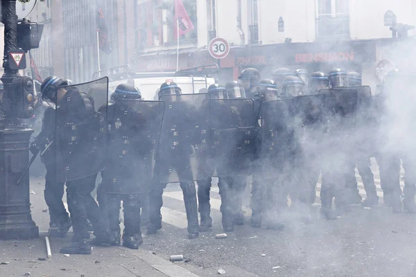 París Junio 2016 Los Antifascistas Enfrentaron Con Policía Antidisturbios Durante — Foto de Stock