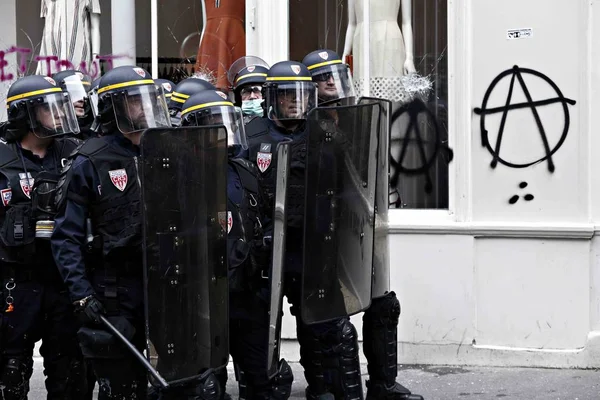 París Junio 2016 Los Antifascistas Enfrentaron Con Policía Antidisturbios Durante —  Fotos de Stock