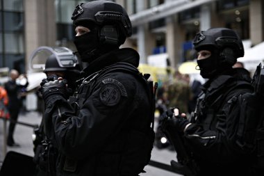 Brüksel Belçika'daki Ab Konseyi binasında Fransız özel polis güçleri ve Müdahale Tugayı mensupları tarafından düzenlenen terör saldırısının sonuçlarının yönetilmesinde gösteri, 9 Aralık 2016 