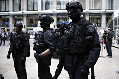 Brüksel Belçika'daki Ab Konseyi binasında Fransız özel polis güçleri ve Müdahale Tugayı mensupları tarafından düzenlenen terör saldırısının sonuçlarının yönetilmesinde gösteri, 9 Aralık 2016 