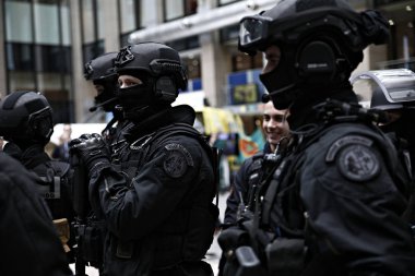 Brüksel Belçika'daki Ab Konseyi binasında Fransız özel polis güçleri ve Müdahale Tugayı mensupları tarafından düzenlenen terör saldırısının sonuçlarının yönetilmesinde gösteri, 9 Aralık 2016 