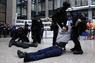 Brüksel Belçika'daki Ab Konseyi binasında Fransız özel polis güçleri ve Müdahale Tugayı mensupları tarafından düzenlenen terör saldırısının sonuçlarının yönetilmesinde gösteri, 9 Aralık 2016 