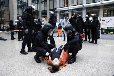 Brüksel Belçika'daki Ab Konseyi binasında Fransız özel polis güçleri ve Müdahale Tugayı mensupları tarafından düzenlenen terör saldırısının sonuçlarının yönetilmesinde gösteri, 9 Aralık 2016 