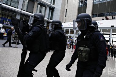 Brüksel Belçika'daki Ab Konseyi binasında Fransız özel polis güçleri ve Müdahale Tugayı mensupları tarafından düzenlenen terör saldırısının sonuçlarının yönetilmesinde gösteri, 9 Aralık 2016 