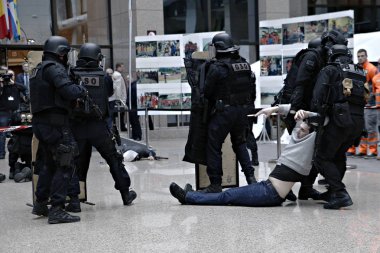 Brüksel Belçika'daki Ab Konseyi binasında Fransız özel polis güçleri ve Müdahale Tugayı mensupları tarafından düzenlenen terör saldırısının sonuçlarının yönetilmesinde gösteri, 9 Aralık 2016 