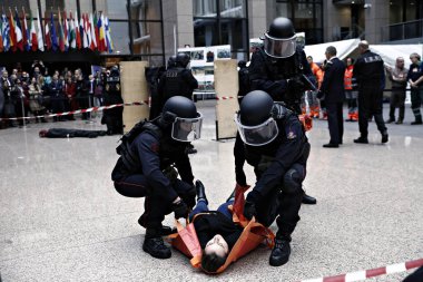 Brüksel Belçika'daki Ab Konseyi binasında Fransız özel polis güçleri ve Müdahale Tugayı mensupları tarafından düzenlenen terör saldırısının sonuçlarının yönetilmesinde gösteri, 9 Aralık 2016 