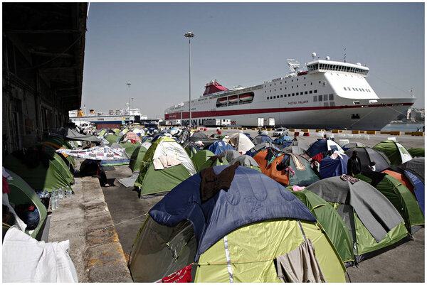Refugees and migrants at the port of Piraeus / ����������������