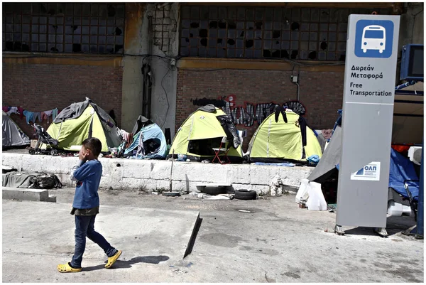 Refugees and migrants at the port of Piraeus / ���������������� — Stock Photo, Image