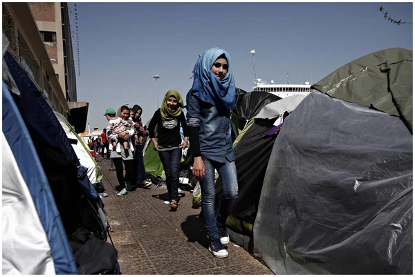 Refugiados e migrantes no porto do Pireu / Filadélfia, de 30 de Março de 1999. — Fotografia de Stock