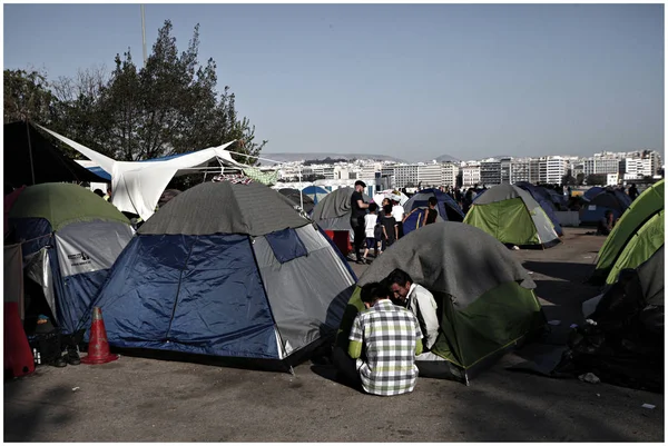 Refugiados y migrantes en el puerto de El Pireo / Myanmar, en el puerto de El Pireo / Myanmar, en el puerto de El Pireo —  Fotos de Stock