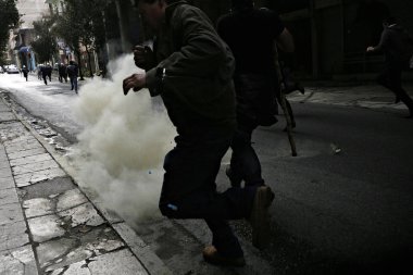 12 Şubat 2016'da Atina'da Tarım bakanlığı dışında planlanan emeklilik reformlarını protesto etmek için Girit bölgesinden Yunan çiftçiler polisle çatıştı.