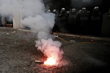 12 Şubat 2016'da Atina'da Tarım bakanlığı dışında planlanan emeklilik reformlarını protesto etmek için Girit bölgesinden Yunan çiftçiler polisle çatıştı.