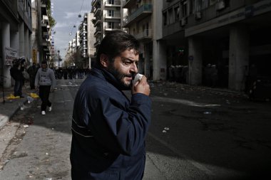 12 Şubat 2016'da Atina'da Tarım bakanlığı dışında planlanan emeklilik reformlarını protesto etmek için Girit bölgesinden Yunan çiftçiler polisle çatıştı.
