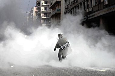12 Şubat 2016'da Atina'da Tarım bakanlığı dışında planlanan emeklilik reformlarını protesto etmek için Girit bölgesinden Yunan çiftçiler polisle çatıştı.