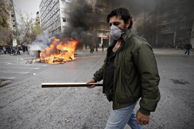 12 Şubat 2016'da Atina'da Tarım bakanlığı dışında planlanan emeklilik reformlarını protesto etmek için Girit bölgesinden Yunan çiftçiler polisle çatıştı.