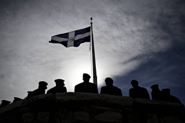 Atina'nın Nazi işgalinden kurtuluşunun yıldönümü münasebetiyle düzenlenen törende Akropolis tepesinin tepesindeki Parthenon tapınağının önünde duran Yunan cumhurbaşkanlığı Muhafızları.12 Ekim 2016