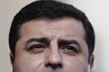 Kürt yanlısı Halk Demokrat Partisi'nin Türk eş başkanı Selahattin Demirtaş, Yunanistan Başbakanı Aleksis Çipras Atina,Yunanistan ile görüşmesinin ardından gazetecilerle konuşuyor.15 Şubat 2016 