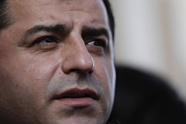 Kürt yanlısı Halk Demokrat Partisi'nin Türk eş başkanı Selahattin Demirtaş, Yunanistan Başbakanı Aleksis Çipras Atina,Yunanistan ile görüşmesinin ardından gazetecilerle konuşuyor.15 Şubat 2016 