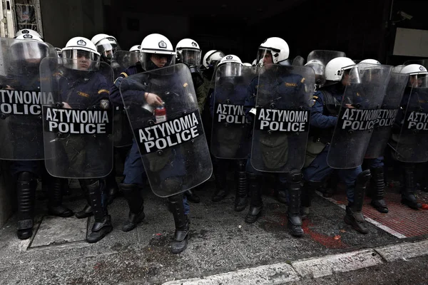 2016年2月12日 ギリシャのアテネの農業省外で計画されている年金改革に抗議する中 クレタ島地域のギリシャの農民が警察と衝突する — ストック写真