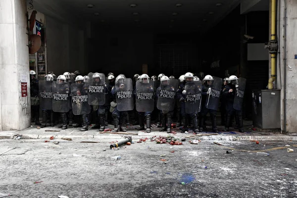 2016年2月12日 ギリシャのアテネの農業省外で計画されている年金改革に抗議する中 クレタ島地域のギリシャの農民が警察と衝突する — ストック写真