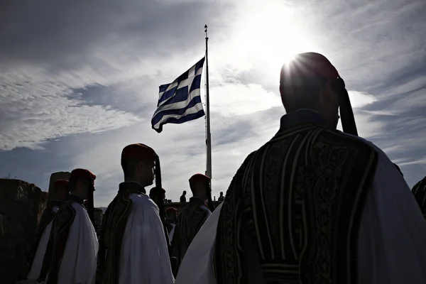 Greek Presidential Guards Stand Front Parthenon Temple Atop Acropolis Hill — Stock Photo, Image