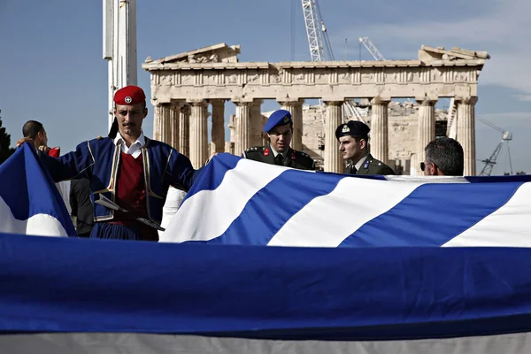 Penjaga Kepresidenan Yunani Berdiri Depan Kuil Parthenon Atas Bukit Akropolis — Stok Foto