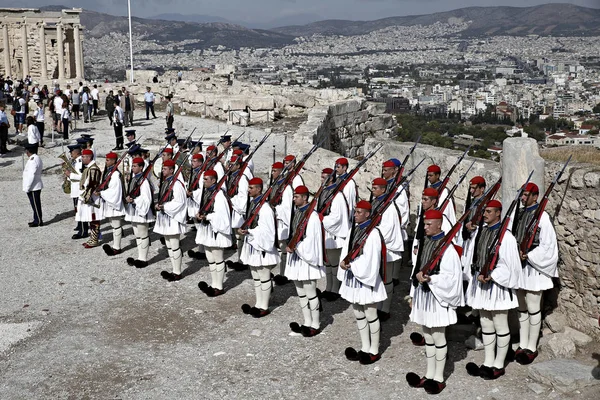 Des Gardes Présidentiels Grecs Tiennent Devant Temple Parthénon Sommet Colline — Photo