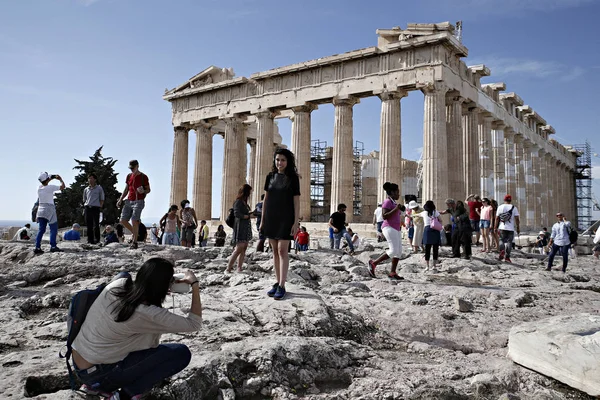 Τουρίστες Επισκέπτονται Τον Λόφο Της Ακρόπολης Στην Αθήνα Στις Οκτωβρίου — Φωτογραφία Αρχείου