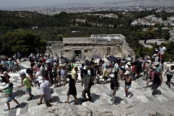 Los Turistas Visitan Colina Acrópolis Atenas Grecia Junio 2016 — Foto de Stock