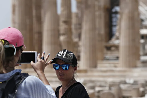 Tourists Visit Acropolis Hill Athens Greece Jun 2016 — Stock Photo, Image