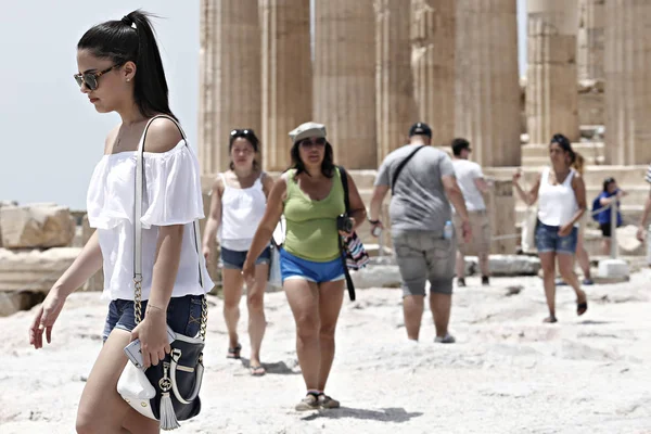 Τουρίστες Επισκέπτονται Τον Λόφο Της Ακρόπολης Στην Αθήνα Στην Ελλάδα — Φωτογραφία Αρχείου