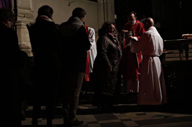 Brüksel, Belçika. 27 Mart 2016. İbadet edenler St Catherine Kilisesi'nde bir Paskalya ayini sırasında mum tutun . 