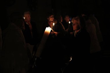 Brüksel, Belçika. 27 Mart 2016. İbadet edenler St Catherine Kilisesi'nde bir Paskalya ayini sırasında mum tutun . 