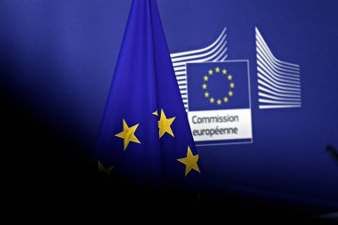 27 Haziran 2016 Pazartesi günü Brüksel'deki Ab genel merkezinde ABD Dışişleri Bakanı John Kerry'nin düzenlediği basın toplantısında AB ve ABD bayrakları.