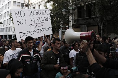 Mülteciler, kapalı sınırlar ve Avrupa Birliği-Türkiye anlaşması aleyhinde pankartlar taşıyıp slogan atarak mart ayında Yunanistan'ın Başkenti Atina'da mahsur kaldı. 30, 2016
