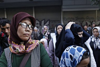 Mülteciler, kapalı sınırlar ve Avrupa Birliği-Türkiye anlaşması aleyhinde pankartlar taşıyıp slogan atarak mart ayında Yunanistan'ın Başkenti Atina'da mahsur kaldı. 30, 2016